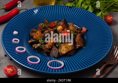 Leckere frittierte Rinderscheiben mit Steinpilzen und Kartoffeln Stockfoto