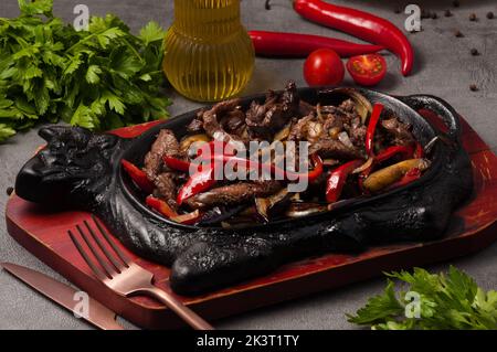 Heiße Pfanne mit Rindfleisch und Gemüse: Paprika, Zwiebeln und Auberginen Stockfoto