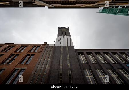 28. September 2022, Sachsen, Chemnitz: Die Industriearchitektur der ehemaligen Strickmaschinenfabrik in Chemnitz mit ihrem markanten Art Deco-Uhrenturm bildet den Rahmen für die Pochen Biennale. Mit Multimedia-Kunst bereitet sich die Biennale darauf vor, die digitale Welt neu zu messen. Zu diesem Zweck das Festival, das am Donnerstag (Sept 29, 2022), hat Werke von mehr als 20 internationalen Künstlern und Kollektiven in einem ehemaligen Fabrikgebäude gesammelt und unter dem Titel "The (New) Measure of the World" ausgestellt. Die Pochen Biennale im ehemaligen Chemnitzer Wirkmaschinenbau wird auf der Displa stattfinden Stockfoto