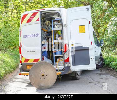 BT Openreach Fahrzeug geparkt in einer Landstraße mit geöffneter Hintertür und einer großen Kabeltrommel an der Hintertür. Stockfoto