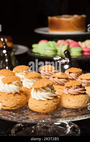 Süße Cremekuchen. Konzept: Manuelle Herstellung von Süßwaren Stockfoto