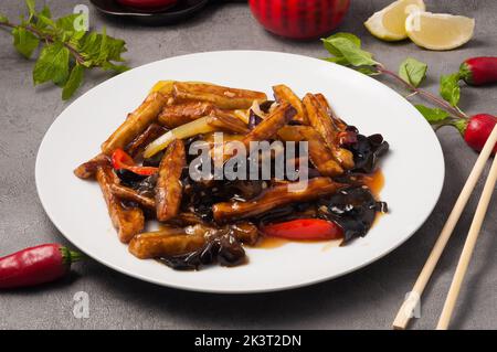 Leckere Auberginen-Streifen in Yu Xiyan-Sauce mit Paprika, Pilzen und Karotten Stockfoto