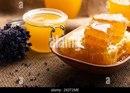 Honeycomb in Tonschale auf Küchentisch süßen Hintergrund Stockfoto