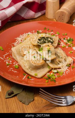 Leckere Ravioli mit Spinat und Käse, garniert mit grünen Zwiebeln Stockfoto