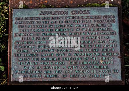 Appleton Cross bleibt von 1400 bis 1420 und historische Gedenktafel, Appleton Thorn, Warrington, Cheshire, England, Großbritannien auf dem Weg nach Stretton Stockfoto
