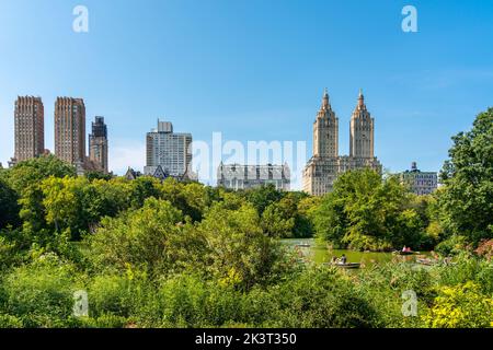 Skyline-Panorama mit Eldorado-Gebäude und Stausee mit Booten im Central Park in Midtown Manhattan in New York City Stockfoto