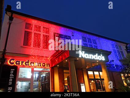 Nandos & Cardamon Restaurant, London Rd, Stockton Heath, Warrington, Cheshire, England, Großbritannien, WA4 6LG bei Sonnenuntergang Stockfoto