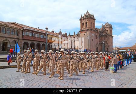 Peruanische Parade am 6.. Mai 2018 auf dem Plaza de Armas in Cusco, Peru, Südamerika Stockfoto