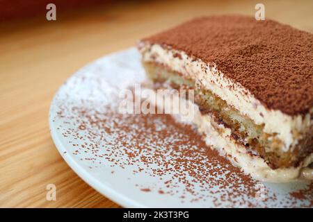 Nahaufnahme einer Scheibe köstlichen Tiramisu, auch bekannt als toskanisches Kleingebäus Stockfoto