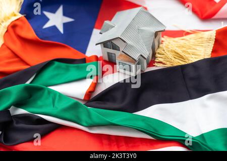 USA und VAE Flaggen und Spielzeughaus Stockfoto
