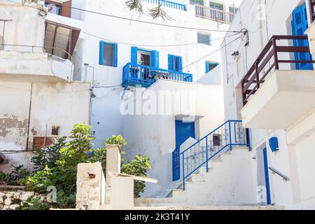 Kykladen Insel Naxos, Griechenland. Weiß getünchte Gebäude, Balkone und Treppen. Traditionelle Architektur in weißen und blauen Farben. Sommerurlaub destinat Stockfoto