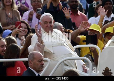 Vatikanstadt, Heiliger Stuhl. 28. September 2022. PAPST FRANZISKUS bei der Generalaudienz am Mittwoch auf dem Petersplatz im Vatikan. (Bild: © Evandro Inetti/ZUMA Press Wire) Stockfoto