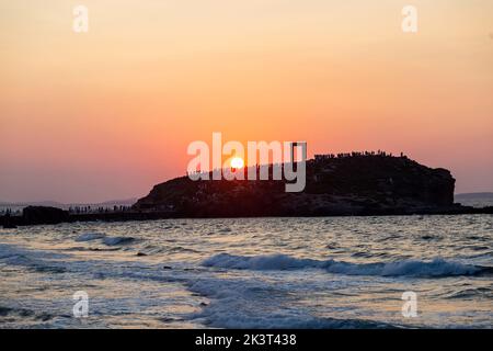 Insel Naxos, Sonnenuntergang über dem Tempel des Apollo, Kykladen Ziel Griechenland. Touristen bewundern den Sonnenuntergang von der Insel Palatia. Wellenmeer bunt sk Stockfoto