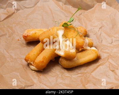 Tatsy-Käse-Sticks mit frittiertem Mozzarella auf Bastelpapier Stockfoto