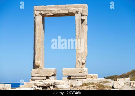 Insel Naxos, Griechenland. Apollotempel, Kykladen. Portara, Blick auf das Marmortor. Sommer Archäologie Ziel. Stockfoto