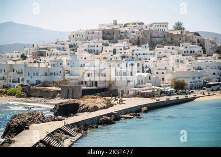 Griechenland, Erreichen Naxos Hafen Anlegestelle, Kykladen Inseln. Blick vom Schiff auf die traditionellen weiß getünchten Häuser auf dem Hügel. Stockfoto