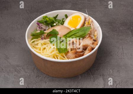 Tatsy-Ramen-Suppe in handwerklichen Gerichten ohne Brühe Stockfoto