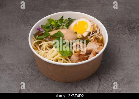 Leckere Ramen-Suppe mit Rindfleisch in einem handwerklichen Gericht Stockfoto