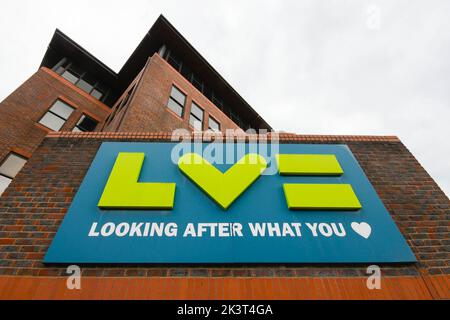 Bournemouth, Dorset, Großbritannien. 28.. September 2022. Gesamtansicht des LV= Büros und Logos in Bournemouth in Dorset. Bildnachweis: Graham Hunt/Alamy Live News Stockfoto