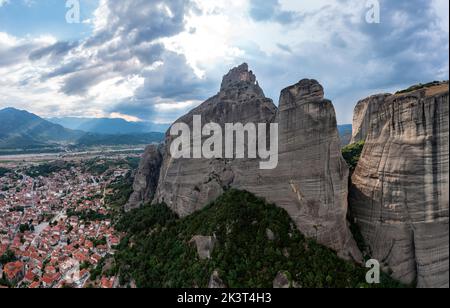 Meteora Griechenland. Blauer Himmel mit Wolken über Klostergebäuden auf Felsen und Kalambaka Stadt und Tal. Reiseziel Europa Stockfoto