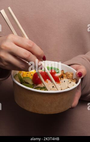 Das Mädchen isst einen leckeren vegetarischen Sack. Vertikaler Rahmen Stockfoto
