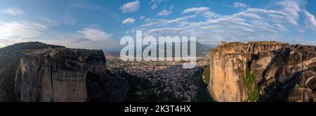 Meteora Griechenland Landschaftspanorama. Orthodoxe Klöster, die auf Felsen gebaut wurden. UNESCO-Weltkulturerbe, Europa Stockfoto