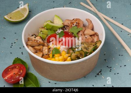 Schmackhafter Poke mit Hühnergemüse und Pilzen Stockfoto