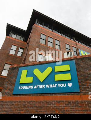 Bournemouth, Dorset, Großbritannien. 28.. September 2022. Gesamtansicht des LV= Büros und Logos in Bournemouth in Dorset. Bildnachweis: Graham Hunt/Alamy Live News Stockfoto