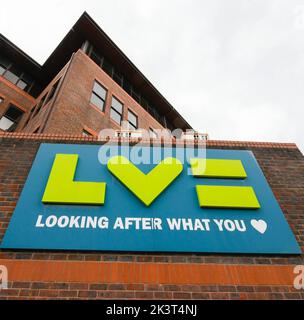 Bournemouth, Dorset, Großbritannien. 28.. September 2022. Gesamtansicht des LV= Büros und Logos in Bournemouth in Dorset. Bildnachweis: Graham Hunt/Alamy Live News Stockfoto