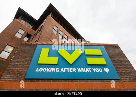 Bournemouth, Dorset, Großbritannien. 28.. September 2022. Gesamtansicht des LV= Büros und Logos in Bournemouth in Dorset. Bildnachweis: Graham Hunt/Alamy Live News Stockfoto