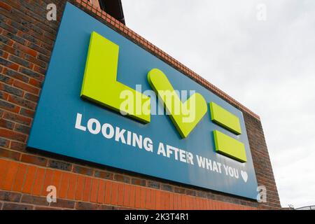 Bournemouth, Dorset, Großbritannien. 28.. September 2022. Gesamtansicht des LV= Büros und Logos in Bournemouth in Dorset. Bildnachweis: Graham Hunt/Alamy Live News Stockfoto