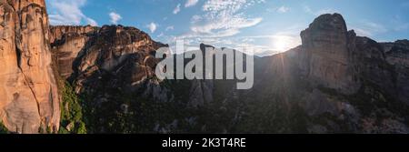 Meteora Griechenland Felsformationen bei Sonnenaufgang Panorama. Klöster auf Felsen gebaut. UNESCO-Weltkulturerbe, Europa Stockfoto
