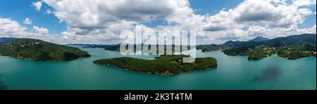 Plastiras-See, Griechenland Panorama-Luftaufnahme, blauer Himmel mit Wolken. Auch Tavropos Reservoir genannt ist ein künstlicher See von Megdovas Fluss in Kard gespeist Stockfoto