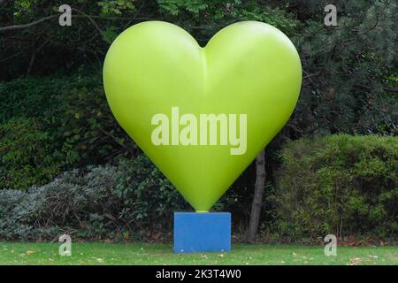Bournemouth, Dorset, Großbritannien. 28.. September 2022. Gesamtansicht des LV= Büros und Logos in Bournemouth in Dorset. Bildnachweis: Graham Hunt/Alamy Live News Stockfoto