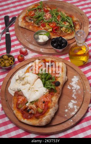 Zwei leckere klassische italienische Pizzen auf römischem Teig Stockfoto