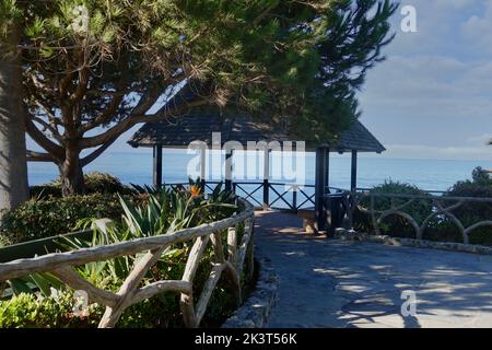 Holzpavillon auf der Klippe über Laguna Beach Stockfoto