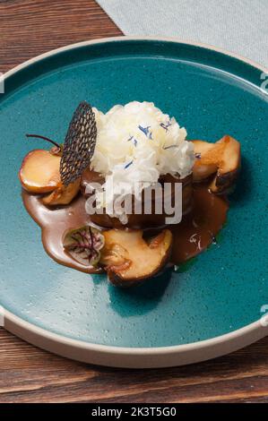 Geschmortes, leckeres Rindersteak mit weißen und Holzpilzen Stockfoto