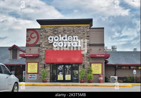 Houston, Texas USA 12-03-2021: Golden Corral Buffet außen und Parkplatz in Houston, TX. All you can eat amerikanische Restaurantkette. Stockfoto