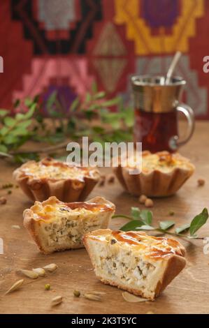 Leckere gebackene Shortbread-Tartlets mit Ei und Kräutern Stockfoto