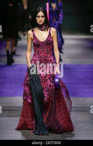 VERSACE SS23 Runway während der Mailänder Modewoche am 2022. September - Mailand, Italien. 23/09/2022 Stockfoto