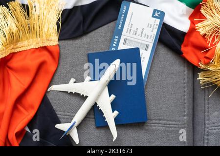 Pass der Vereinigten Arabischen Emirate mit Nationalflagge auf grauem Hintergrund Stockfoto