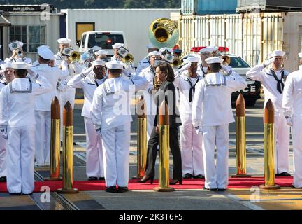 Yokosuka, Japan. 28. September 2022. Die US-Vizepräsidentin Kamala Harris geht durch Side Boys, während sie Commander, Fleet Activities Yokosuka besucht, um Dienstmitglieder an Bord der Arleigh Burke-Klasse des Lenkraketen-Zerstörers USS Howard zu sprechen, 28. September 2022 in Yokosuka, Japan. Stockfoto