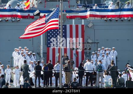 Yokosuka, Japan. 28. September 2022. US-Vizepräsident Kamala Harris hält an Bord des Lenkflugkörper-Zerstörers USS Howard der Arleigh Burke-Klasse Bemerkungen für Seeleute der US-Marine während eines Besuchs bei Fleet Activities Yokosuka am 28. September 2022 in Yokosuka, Japan. Stockfoto