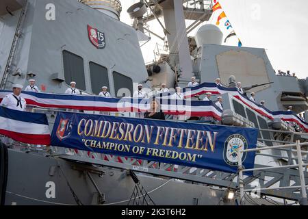 Yokosuka, Japan. 28. September 2022. Die US-Vizepräsidentin Kamala Harris steht für die Nationalhymne an Bord des Lenkflugkörper-Zerstörers USS Howard der Arleigh Burke-Klasse während eines Besuchs bei Fleet Activities Yokosuka am 28. September 2022 in Yokosuka, Japan. Stockfoto