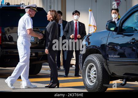 Yokosuka, Japan. 28. September 2022. US Navy Vice ADM. Karl Thomas, Kommandant der US 7. Fleet, begrüßt Vizepräsident Kamala Harris bei der Ankunft zu einem Besuch bei Fleet Activities Yokosuka, 28. September 2022 in Yokosuka, Japan. Stockfoto