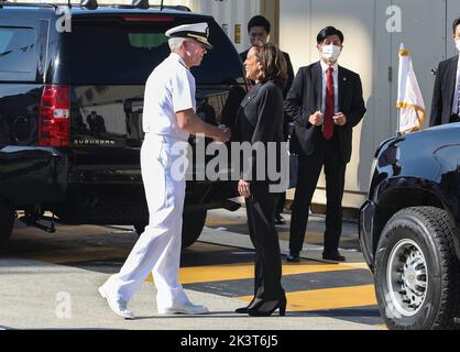 Yokosuka, Japan. 28. September 2022. US Navy Vice ADM. Karl Thomas, Kommandant der US 7. Fleet, begrüßt Vizepräsident Kamala Harris bei der Ankunft zu einem Besuch bei Fleet Activities Yokosuka, 28. September 2022 in Yokosuka, Japan. Stockfoto