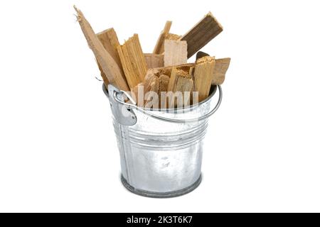 Zinkeimer mit Holz isoliert auf weißem Hintergrund Stockfoto