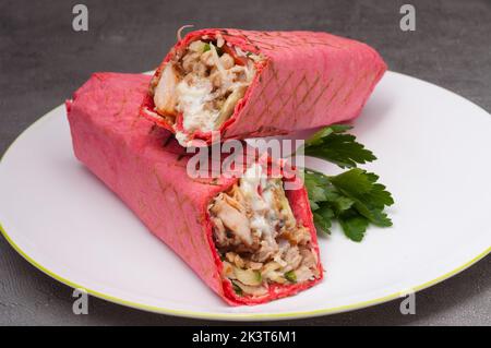 Leckere Shawarma oder Döner Kebab mit Huhn auf einem weißen Teller Stockfoto