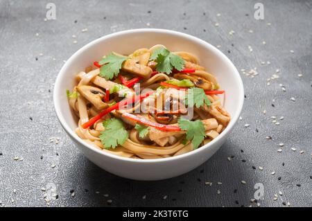 Leckere udon-Weizennudeln mit Huhn und Gemüse Stockfoto