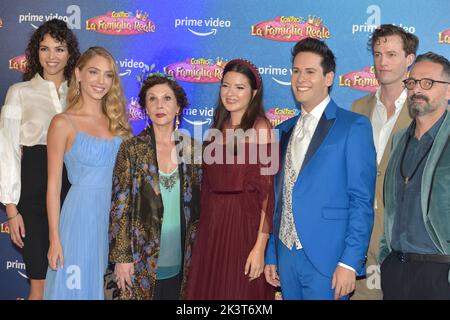 il reggia Gianluca Leuzzi ed il cast con protagonisti Lui e Sofì Luigi Calagna e Sofia Scalia, Beatrice Aiello, Federica Lucaferri, Elisabetta Torlasco, Sebastiano Kiniger, Daniele Marmi, Tiare Marotta während der Vorschau der Amazon Prime Video-Serie. Me contro te - die königliche Familie. Rom (Italien) 26. September 2022 Stockfoto